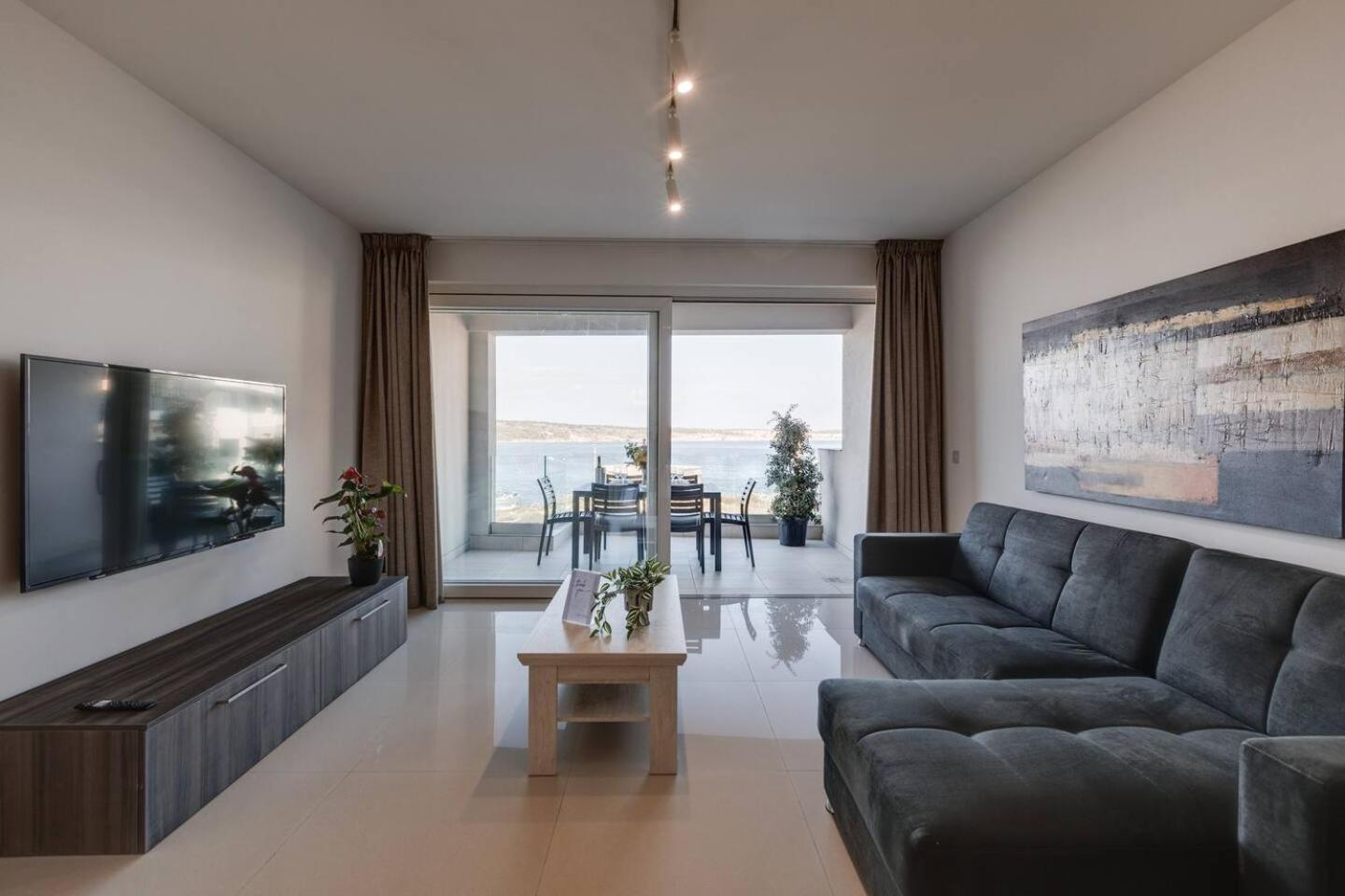 9Ten11 Seafront By Homely เมลลิฮา ภายนอก รูปภาพ