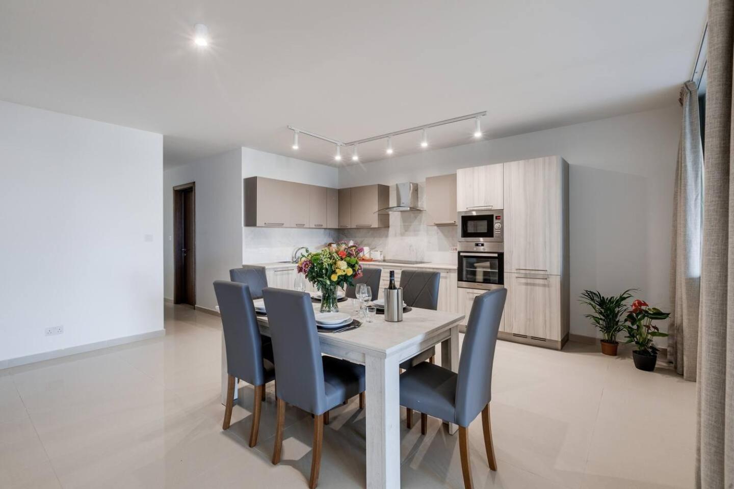 9Ten11 Seafront By Homely เมลลิฮา ภายนอก รูปภาพ