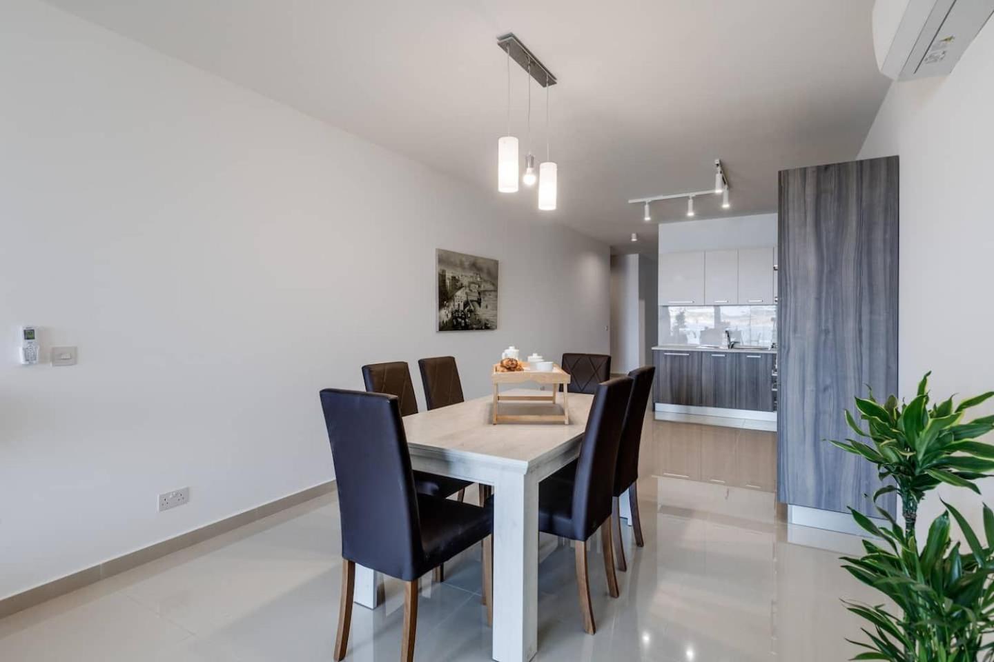 9Ten11 Seafront By Homely เมลลิฮา ภายนอก รูปภาพ