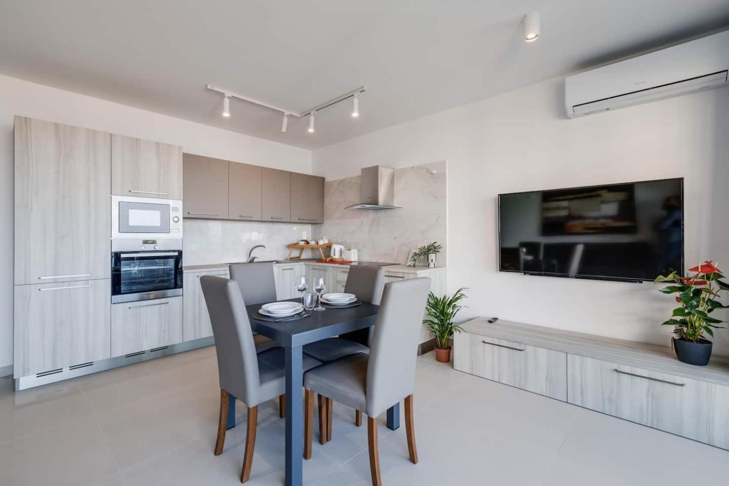 9Ten11 Seafront By Homely เมลลิฮา ภายนอก รูปภาพ