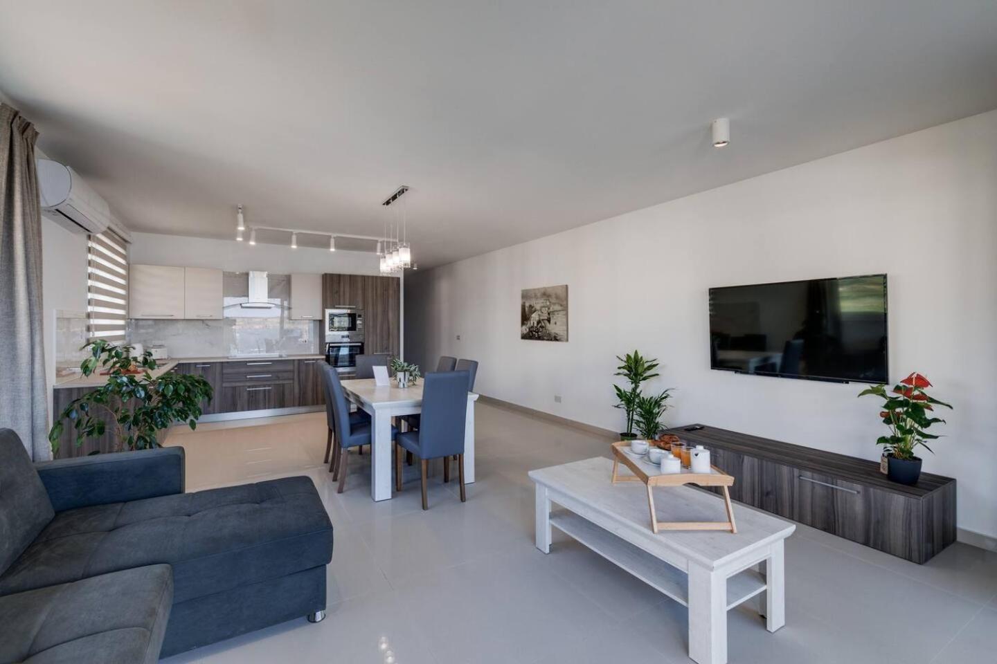9Ten11 Seafront By Homely เมลลิฮา ภายนอก รูปภาพ