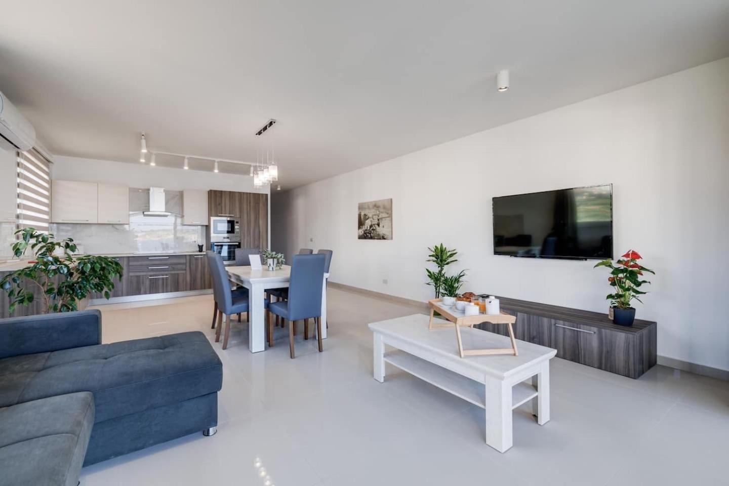 9Ten11 Seafront By Homely เมลลิฮา ภายนอก รูปภาพ