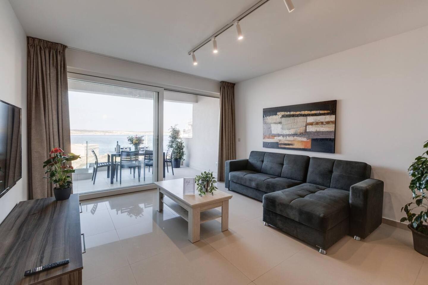 9Ten11 Seafront By Homely เมลลิฮา ภายนอก รูปภาพ